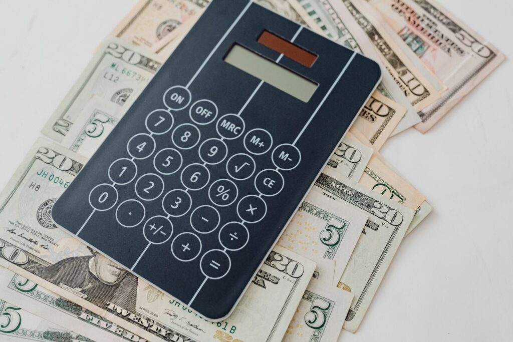 Kalkulator leżący na banknotach dolarowych