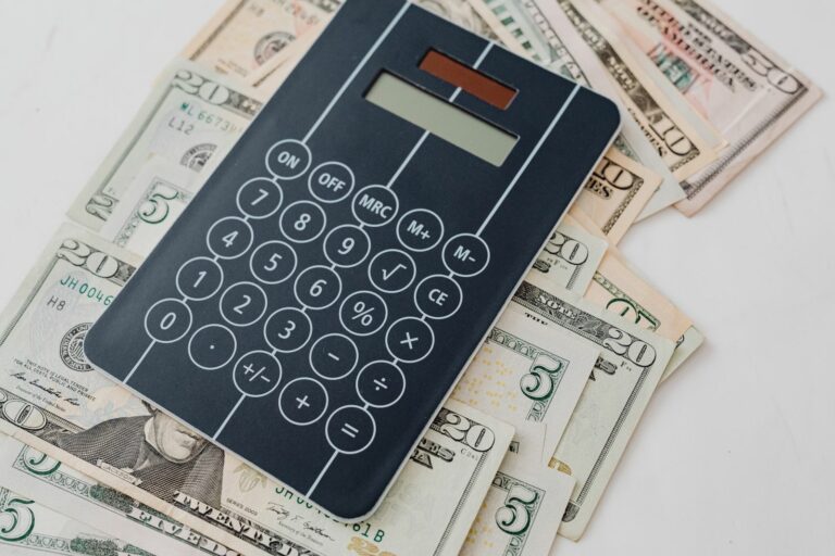 Kalkulator leżący na banknotach dolarowych