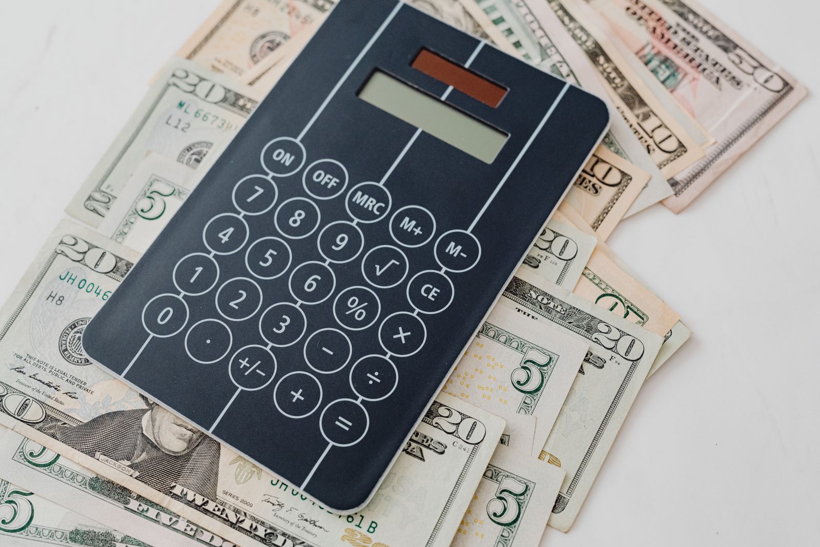 Kalkulator leżący na banknotach dolarowych