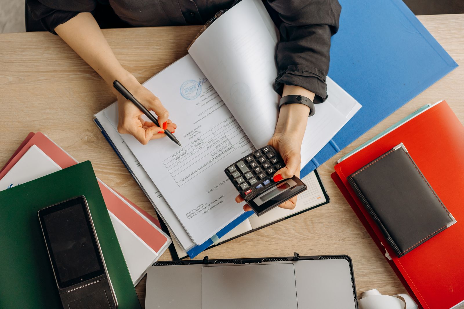 Kalkulator i dokumenty finansowe na biurku
